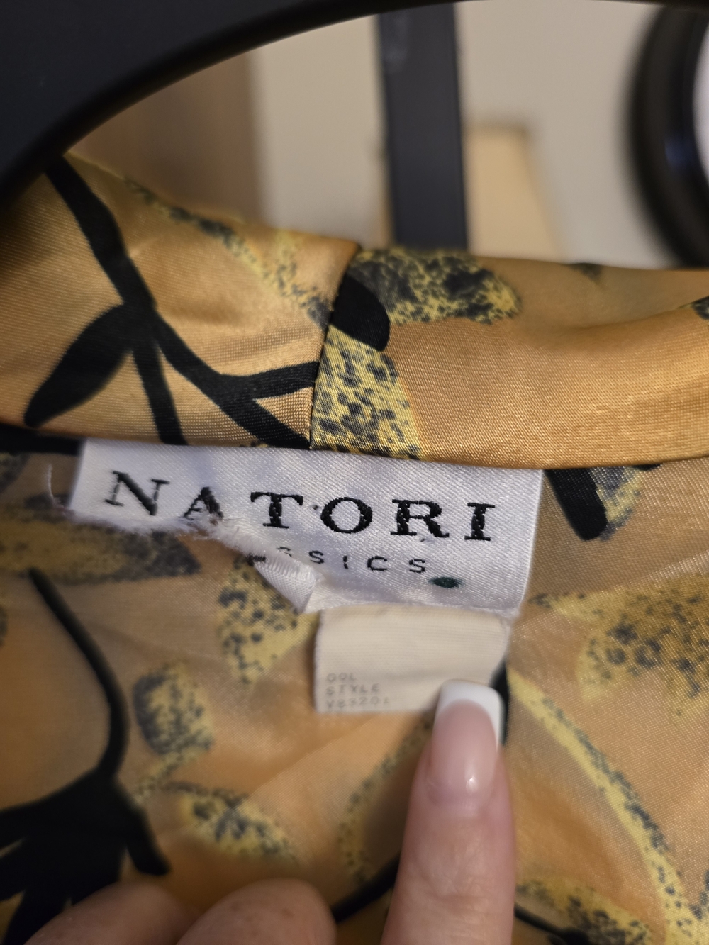 Natori Satin Floral Robe Gold Black Long Wrap Kimono Tie Waist Loungewear Size M - Picture 4 of 6